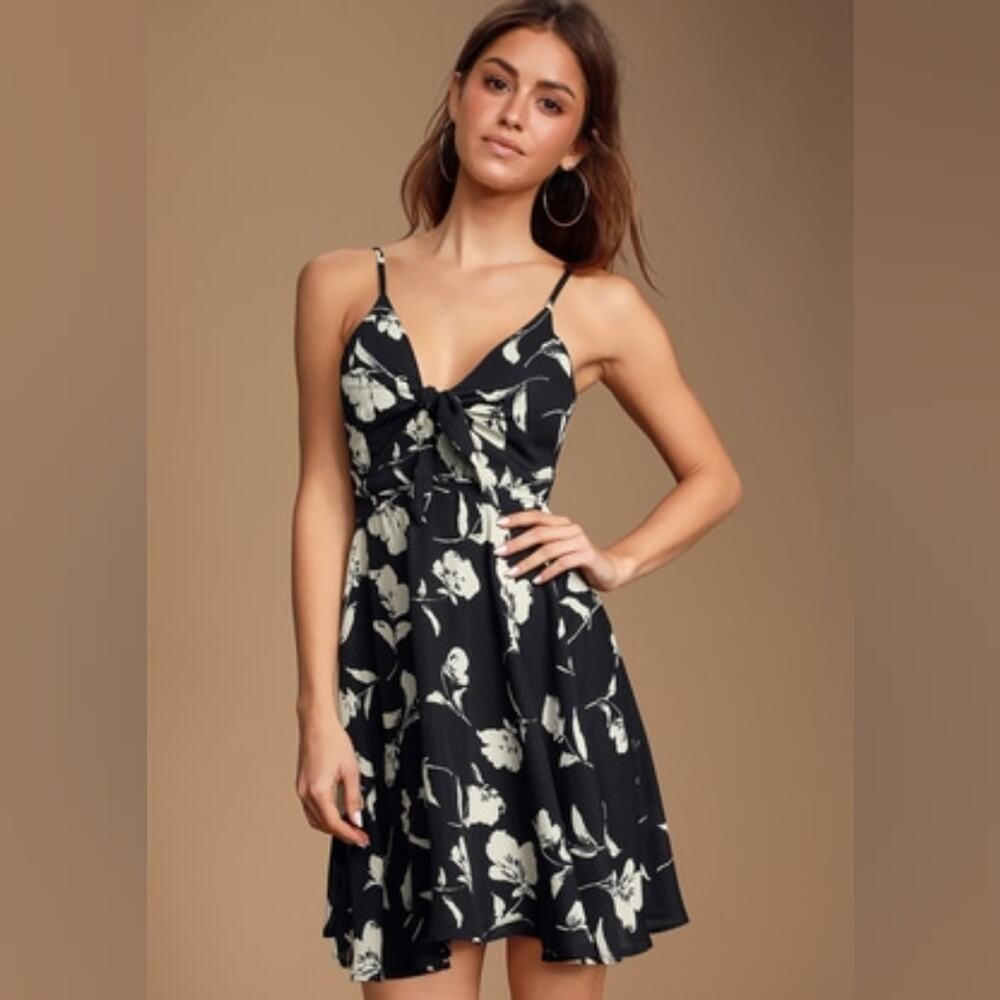 Lulu's Zoya Black Floral Print Tie-Front Skater Dress Small